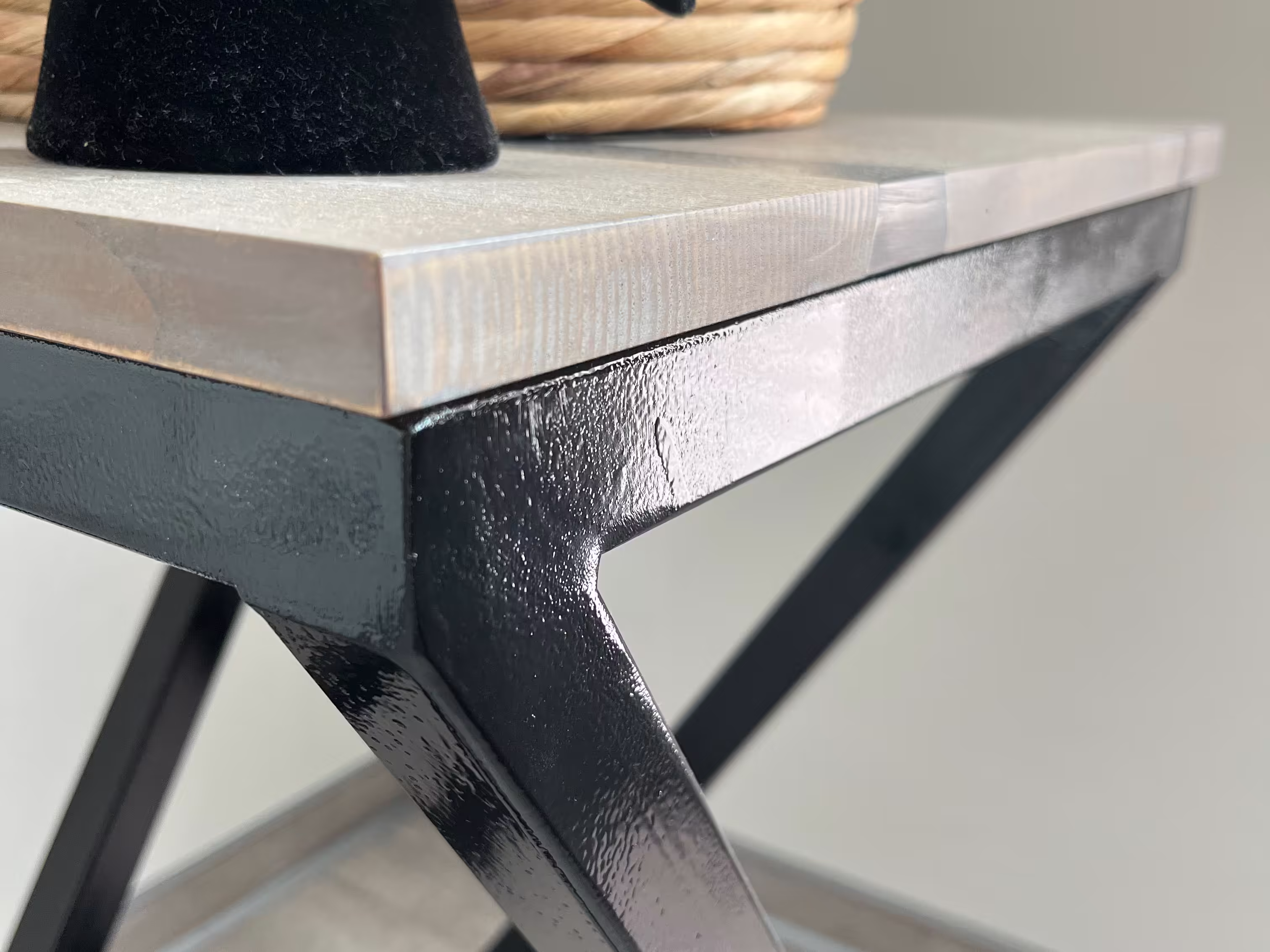 Designertisch von Noel Humann Metalltechnik